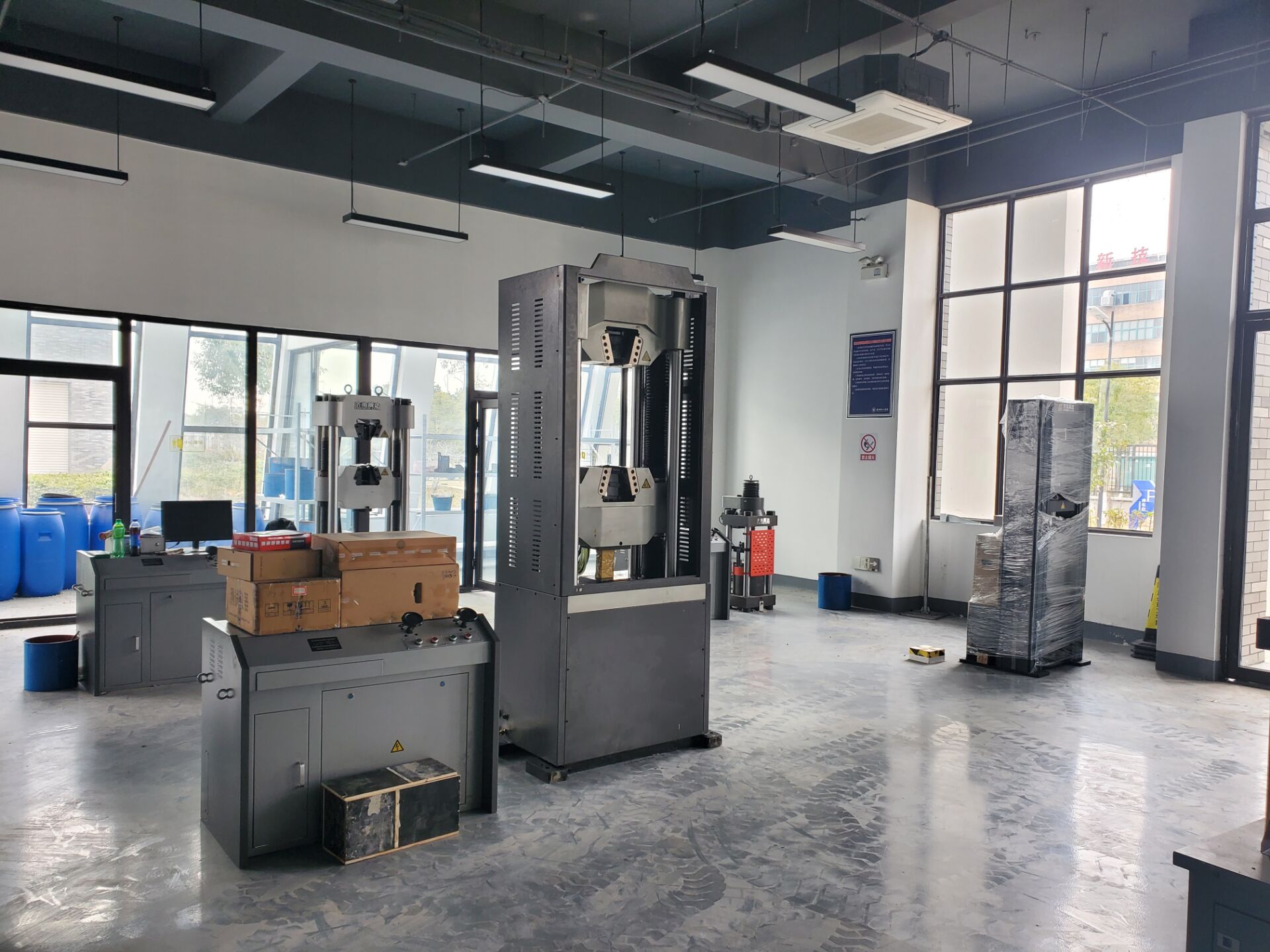 某大學(xué)萬能試驗(yàn)機(jī)安裝調(diào)試完成